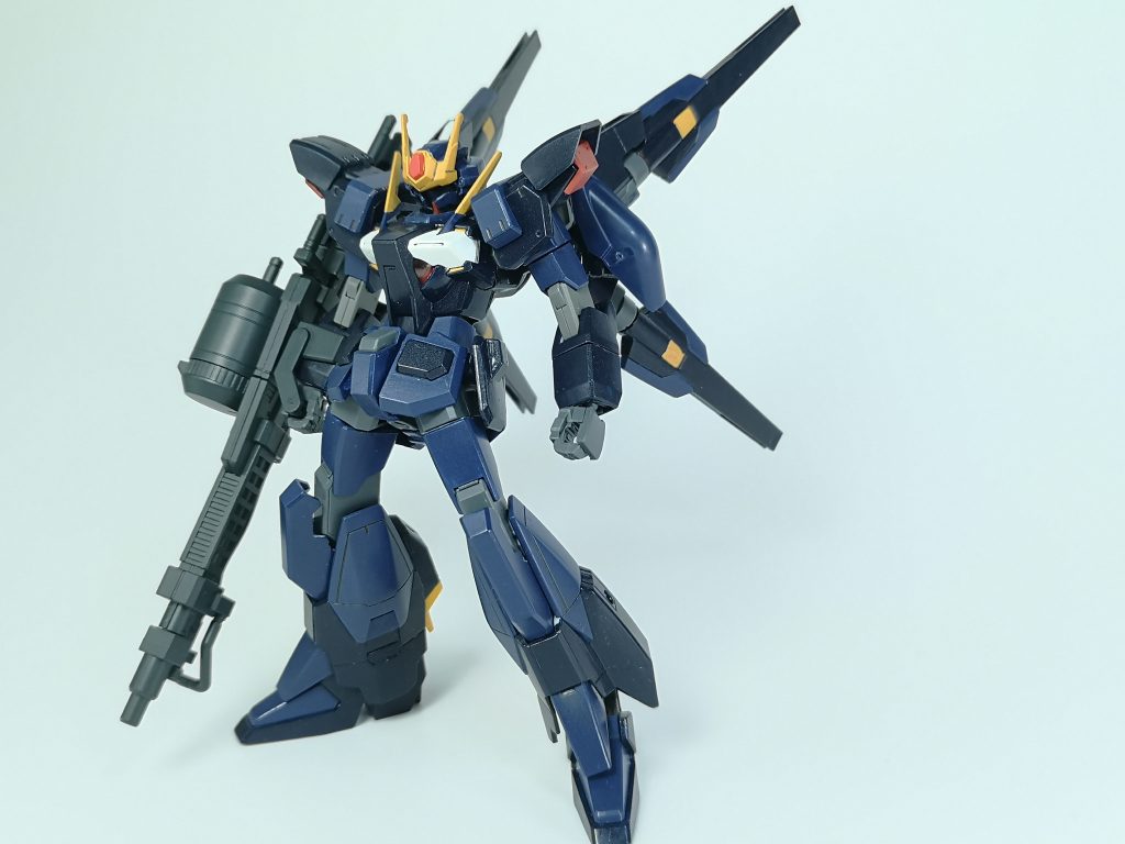 ガンダムアイギス
Oガンダムをベースにライトニングガンダムの足やリボーンズガンダムの背部パーツを取り付けた高機動型のガンダム
大型のGN粒子貯蔵タンクを取り付けたGNフィールドランチャーは、高威力射撃のみでなくGNフィールドの長時間の展開にも用いられる
神話の防具アイギスの名前がつけられた由来もそれである
ビルドダイバーズやファイターズ世界向けの、どちらかといえば防御性能振りのガンプラですね