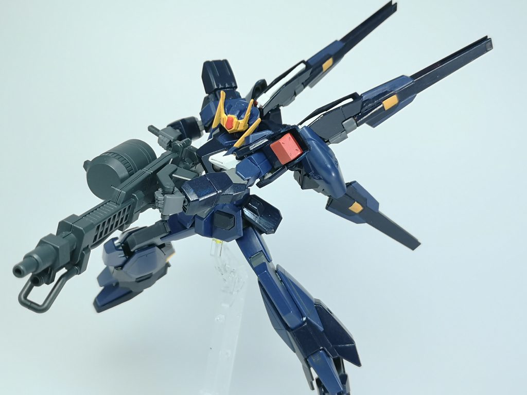 GNフィールドランチャーは、片手で持つだけでなくこのように両手持ちをして構えることも!
持ち手の後ろは、バックパックの関係上取り外したOガンダムのビームサーベル基部を利用しています