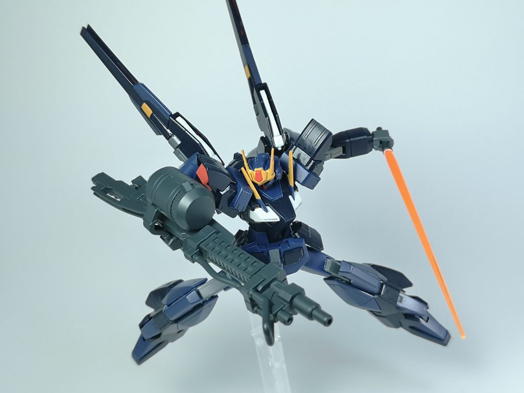 ビームサーベルはバックパックのものの他に、上記のGNフィールドランチャーのものも利用できます
高機動型ということで、レンジを変えながら攻撃を加えつつも、あくまで味方や防衛目標の元に駆けつけ守ることがメインなわけです
でもきっとティターンズカラーなので宇宙生まれの機体への援護は雑になるんじゃないでしょうかね……近いうちに白く塗り直しましょうか