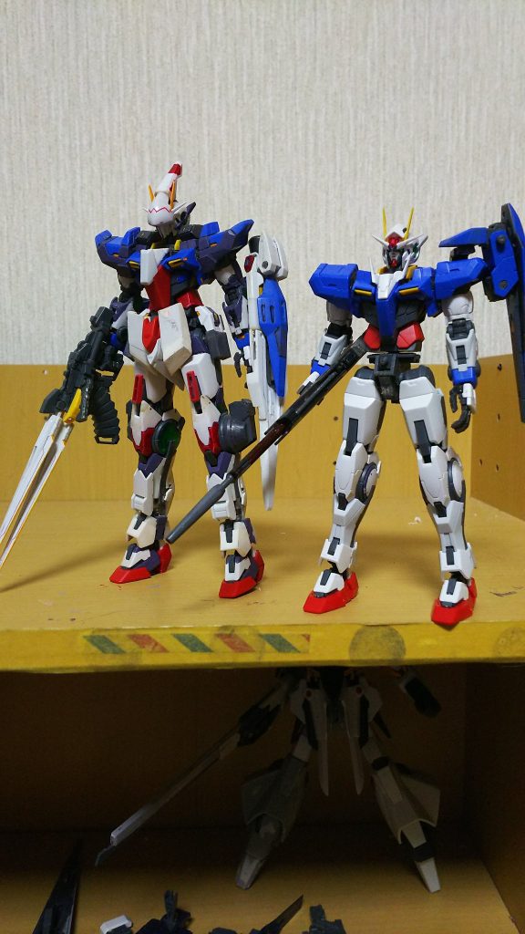 右の機体は通常のRGOOガンダムと同身長（ルーラの大きさアピール）