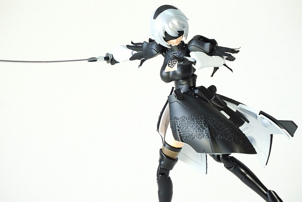 腕のヒラヒラは造花の花びらを塗装して張りつけ。レースも同じく塗装して張りつけてます。