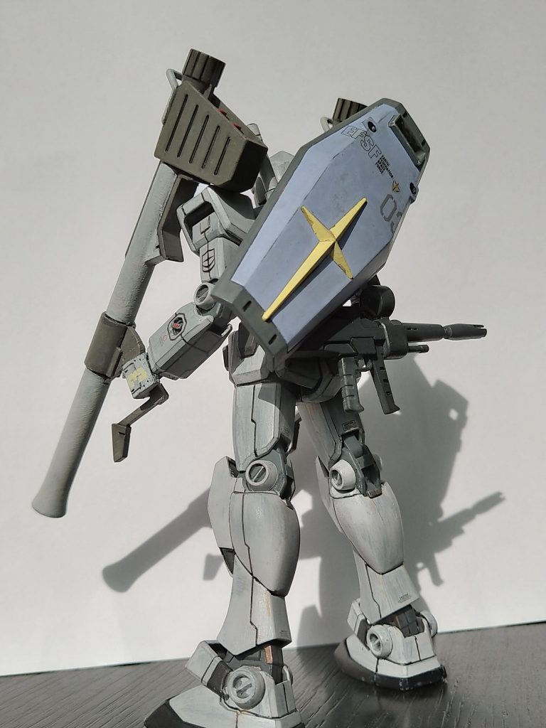 カラーリングはMSVだけど、腹とシールドは彩度の低いパープルにしました。アクリジョン発色はとてもいい。