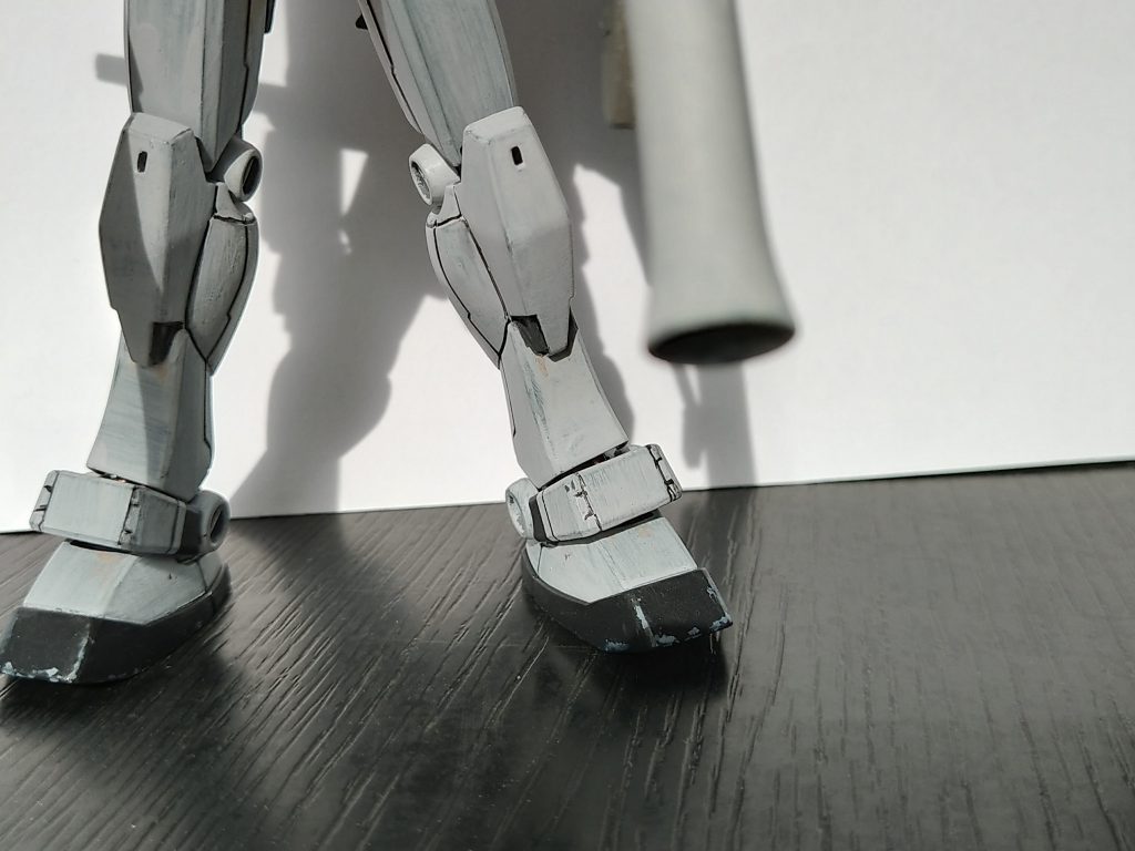 こだわりポイント2。甲のアーマーが内側に傾くように足首内側の軸穴を広げ、甲外側の軸を削り込み。甲側も削り込んで調整。ポイント3は腕、腰、股下、ランドセルの3mm穴をマウントラッチ状や蓋の部品を入れてスケール感を保つお手軽改造。ピンセットで外せます。