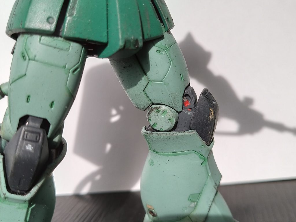 膝関節の隙間はジャンクで埋めて、チラ見えのワンポイントに