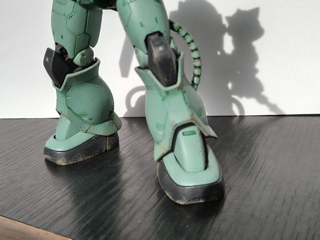 甲の部品が内側にかたむくように。