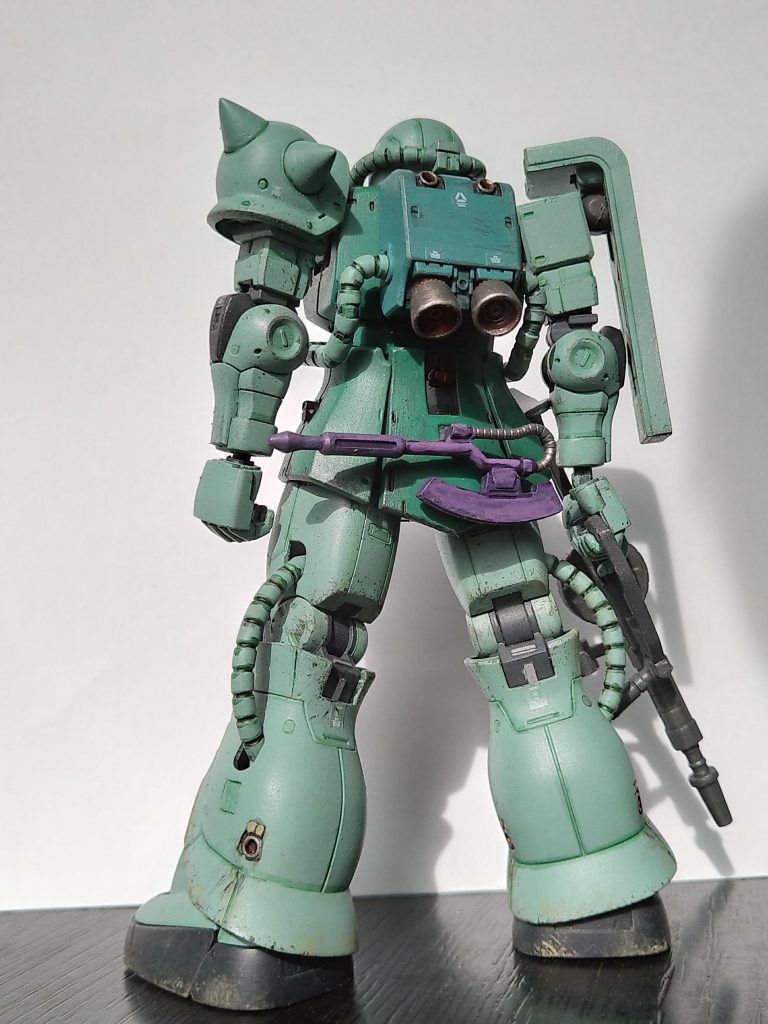 後ろ。膝裏等もプラバンでディテール追加小さいバーニア類も堀直してます。