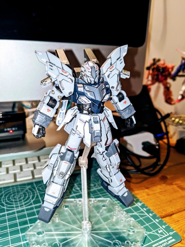 塗装しながらデカール貼りながら中
胸元はプラバンで、成形。