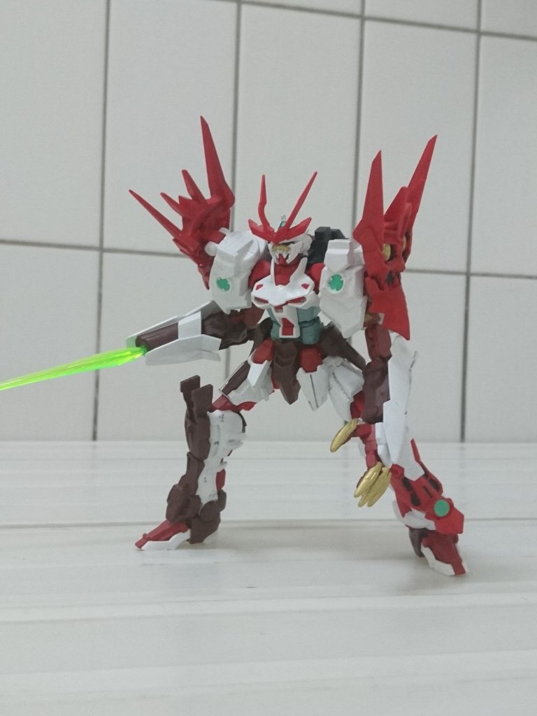 武装は右腕のビームサーベル、左腕のオーガレクスネイル、背中のカレトヴルッフテイルそして両肩の鬼面シールドによるプラフスキー粒子解放です。