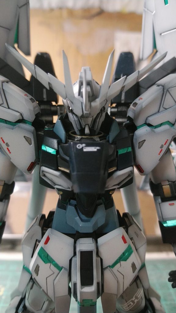 各部のサイコフレームの色はメタリックグリーンで塗装しました。
ユニコーン系との相性は抜群ですね
顔は埋もれた感じなので、下部のチンガードと動力パイプをカット、同時に首を1㎜延長しています。