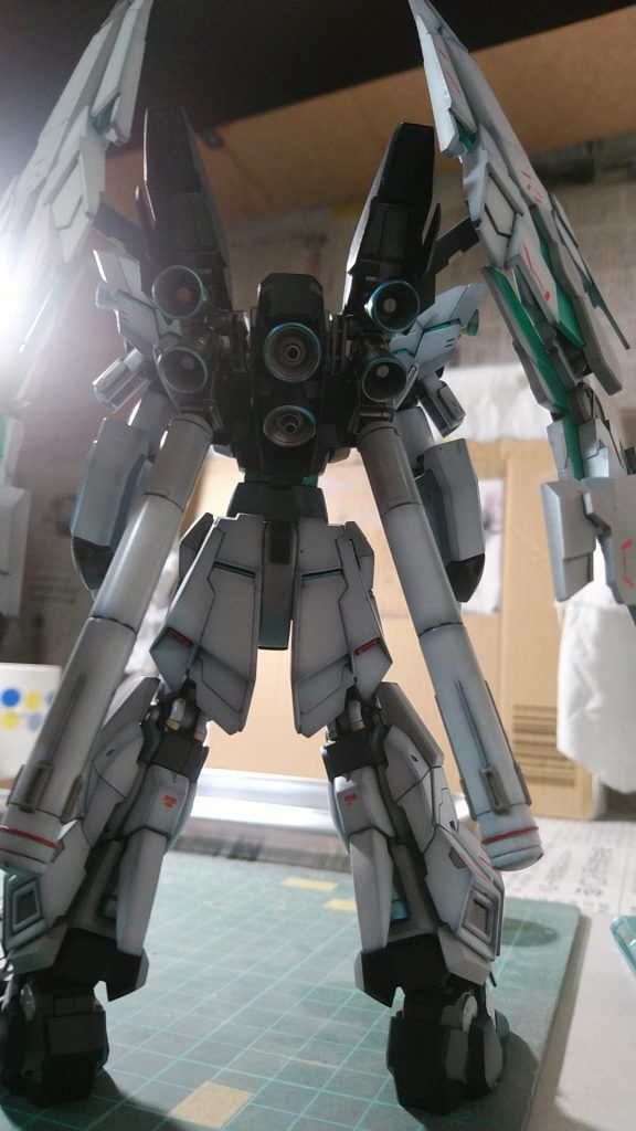 バーニアはコトブキ屋のパーツを使ったり、スタインのバーニア内部を削ってシャープにして焼き色表現をしています