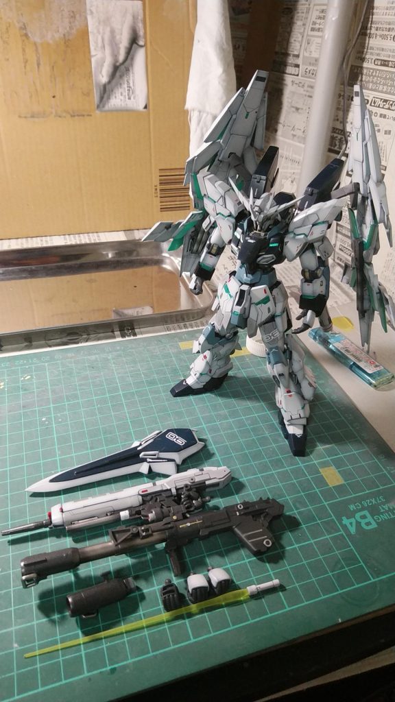 武装は、シナンジュスタインと同様の装備です。ビームマグナムほど威力はありませんが、チャージサイクルと速射性を考慮してスタインのビームライフルを使用しています
DEはガンダムベース東京限定のペインティングモデルから借用しています