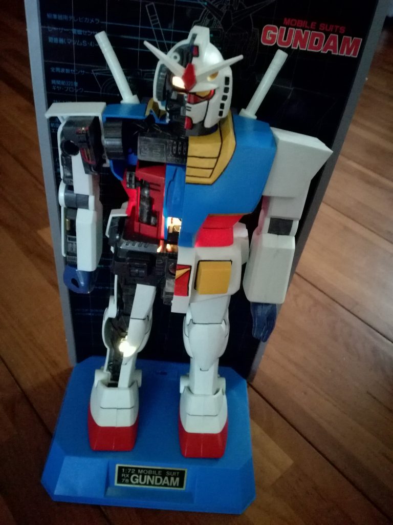 このシリーズの売りでもある内部構造と発光ギミック。