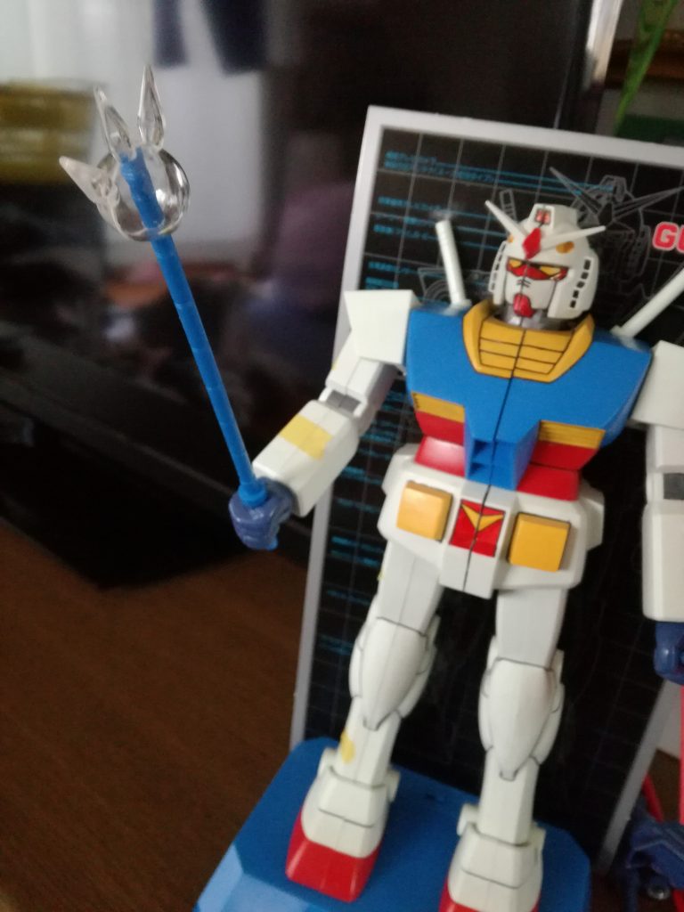 武器を持たせてアクション！武器が大きいから迫力満点！