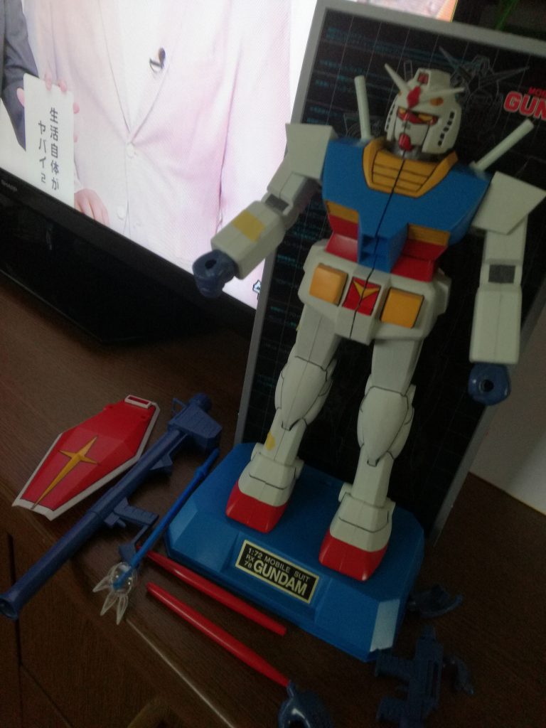 付属しているもの。本体は首と腕が可動