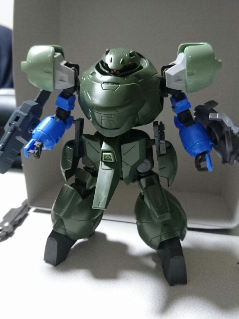 【製作過程】
仮組段階。両腕をガンダムフレームの腕、装甲をガンダムアスタロトの左腕のものに変更。二の腕部分はマンロディのものをそのまま利用。
腰はバインダーガンの長方形のジョイントを利用。アサルトナイフ懸架部位と装甲を両立しています。
シールドはSAUモビルワーカーから。シールド接続ジョイントとG-ランド・ソードはどちらもティルトローターパックより。