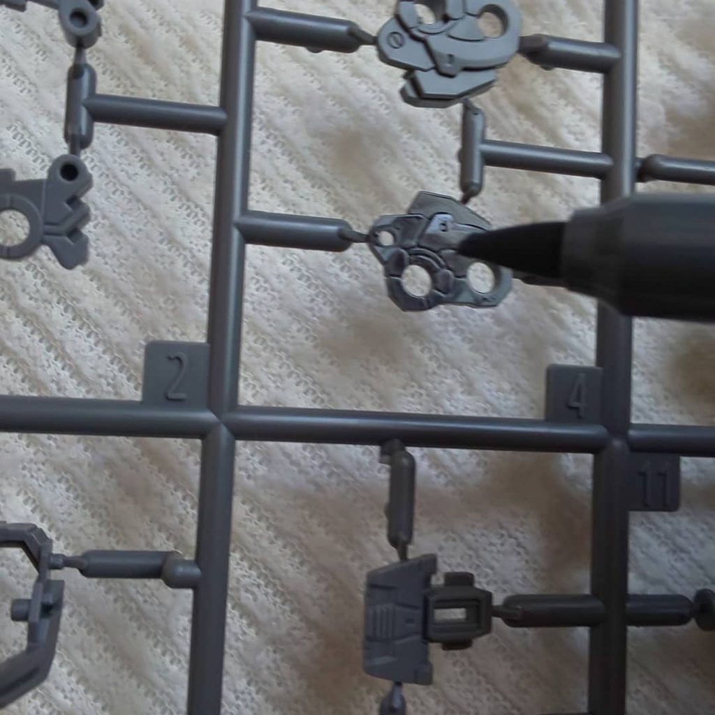 最近は、ランナーの状態でガンダムマーカー スミイレグレーやブラウンでスミイレ。
その後、ランナーの色に合わせリアタッチマーカーのグレーorブラウンで溝をなぞり拭き取る。
…といった工程をしてから組み上げています。
エアブラシやスプレーなど塗装できる環境でない為、簡単仕上げなんだけど組み上がった時には汚しも入った感じの仕上りになります。