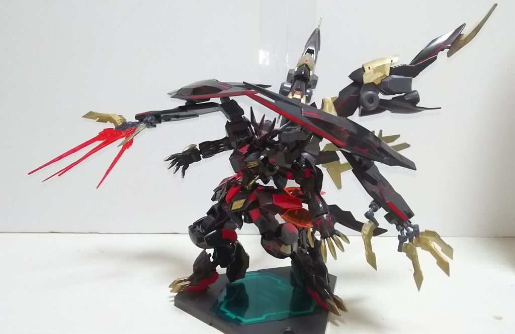 サブアームの指にはビームサーベルを装備。