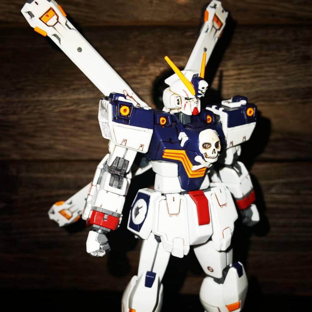 トビアがキンケドゥより譲り受けたX1改・改(スカルハート)にするべく、
胸のドクロマークをMGクロボンより移植。一回りほどドクロをサイズダウンし胸に接着しました。
ザンバスター等はまだ組み立ててません。
カメラアイ以外はスミイレペンとリアルタッチマーカーだけの簡単仕上げです。