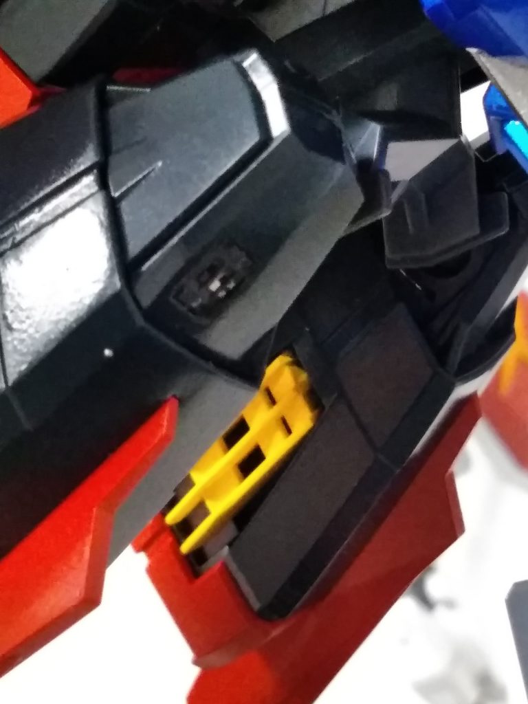 バーニア内部に電池ボックスを自作。
目立たない所に2mmのDipスイッチを埋め込みました。