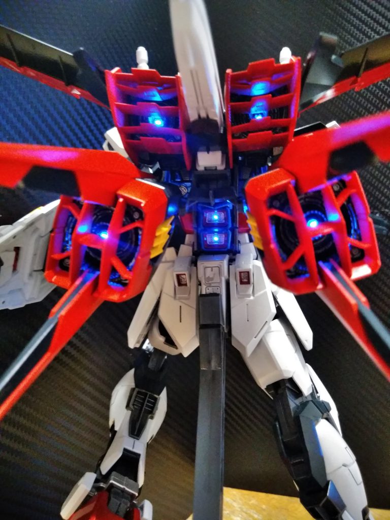 バーニアに6個とツインアイが点灯