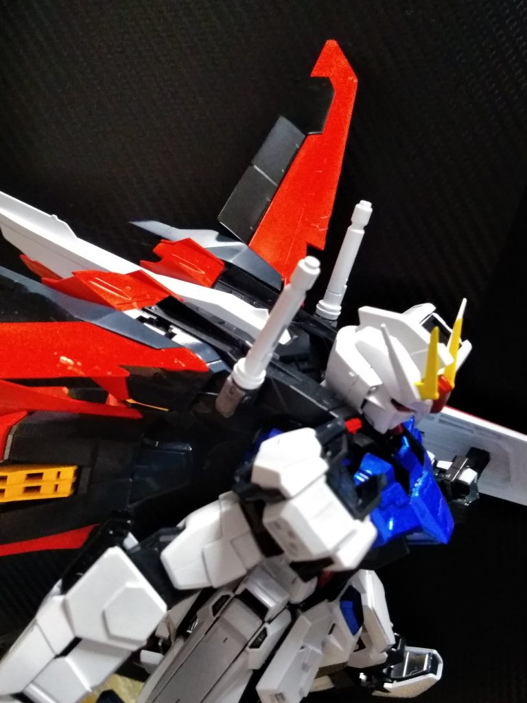 エールストライカーのウイング先端形状を航空機を意識して変更。他にもスジボリ追加、プラチップ貼り付けなどでディテールアップデート