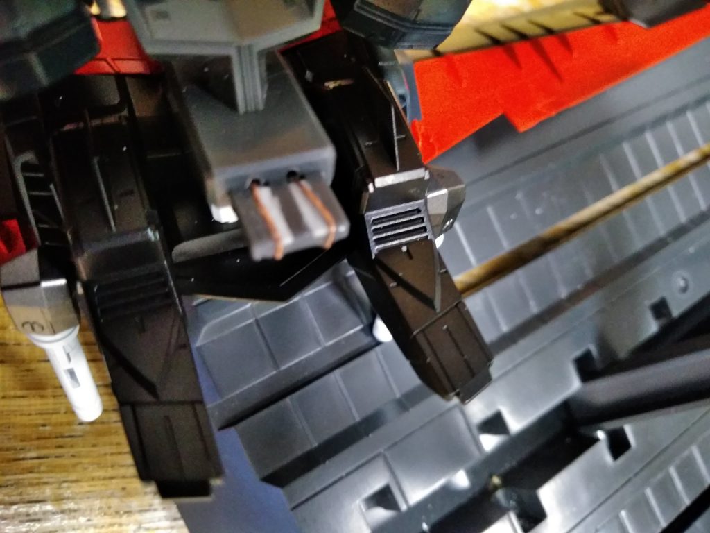 本体への電源供給はストライカーパックの接合部分です