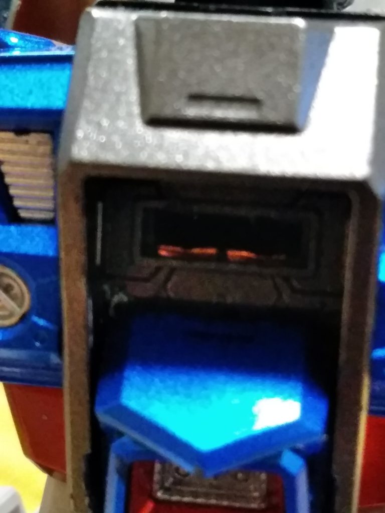 本体接合部分にも目立たない様に電源供給用に接点があります