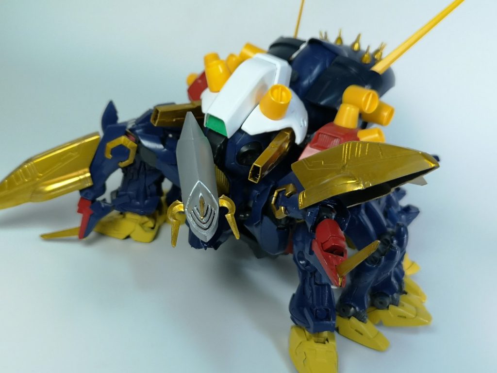 ファンネルやビーム砲、メガデビルフラッシュと大量に積まれた射撃武装のおかげでまるで動く砲台です
しかもクローによりMSを一掴み、捕食してエネルギーにしてしまうので近接戦も危険・・・ゲームでの攻略が難しく嫌われそうな感じですね