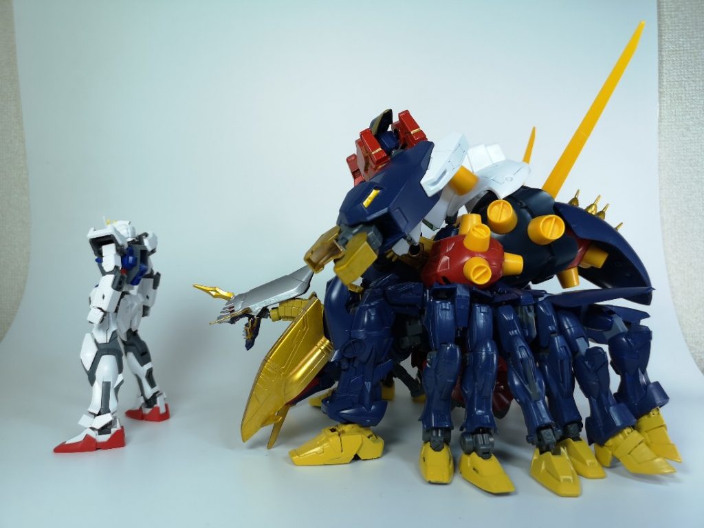 近くにいたストライクと並べると、その大きさをより実感できるかと思います
ガンプラブンドドで遊ぶ時、どうしても大きい敵エネミーを置いて遊びたい欲求もあって、このような大きさとギミックを入れた機体になりました！
正直塗装するまで長い期間があいてたりもしたのですが、完成した後は眺めてはにやにやっしっぱなしですね・・・