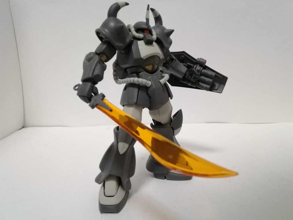 ゲーム内の仕様を再現するために腰にマウントする用のヒートサーベルを制作しましたがリバイブグフにはヒートサーベルが2本入ってるので助かりました