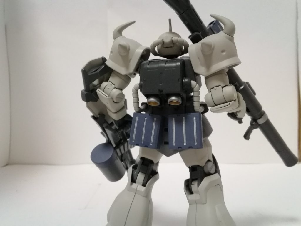 腰には予備マガジンがマウントされてます