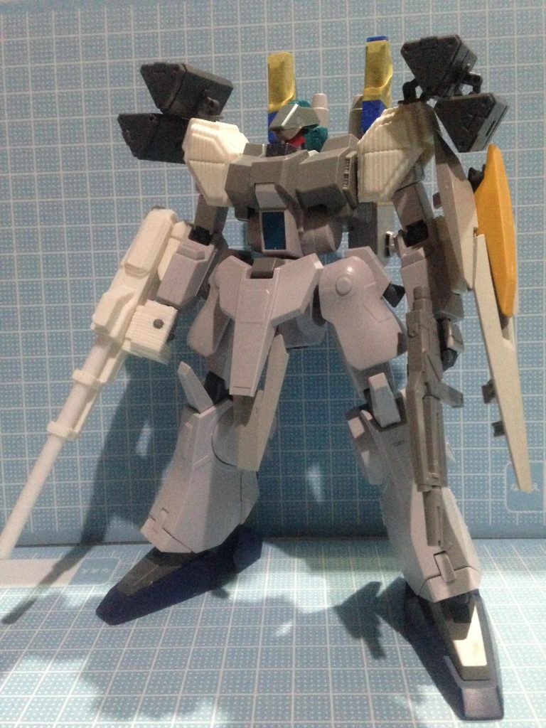 初期の武装検討時の姿
右腕部にはマウント式のスマートガンを装備して左腕には牽制用のライフルを装備してました