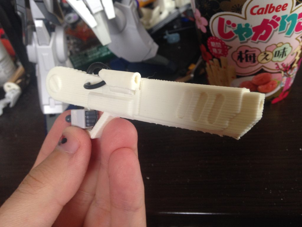 その後モデグラのセンチネル本を入手し連邦版ライフルに着目
そしてCADで製図しプリンターで出力しライフルができた