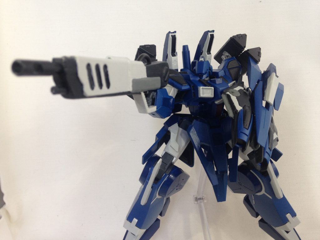 ライフルは3Dプリンターで製作
νガンダムのHWSのライフルをイメージ
シールドの裏にはVダッシュガンダムのオーバーハングキャノンを装備