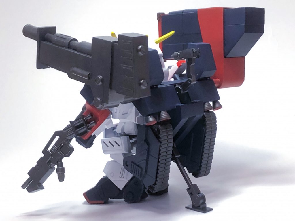 ボンボンに掲載されていた作例写真がありましたので、それを参考に製作しました。
「2×2グレネードランチャー」はHGレイダーガンダムから、両腕部の「200mm対戦車砲」は、BB戦士 ガンダムF90A/P/Vタイプに付属している弾丸から借用しました。
「ヘルファイヤー対戦車ミサイル」「6連装ロケットランチャー」、専用のバックパックとキャタピラボックスはプラ板で一から作成しました。