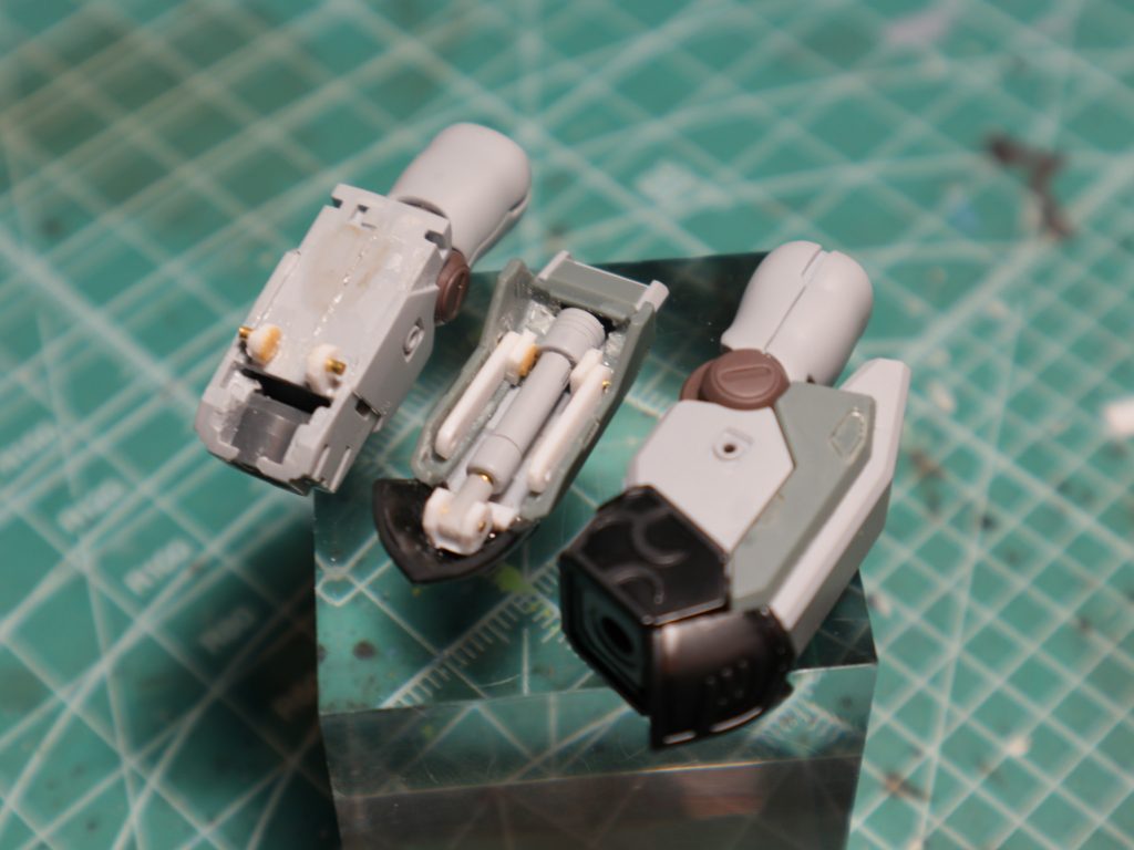 サーベル取り出しギミックをプラ板と真鍮線で制作