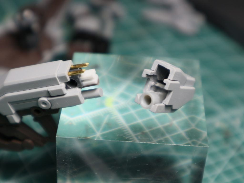 ライフルのギミック
タガネで一部分を切り欠いて3mmジョイント穴とそれらしきディテール追加