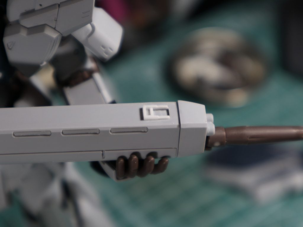 ライフルのフロントサイトをプラ板を加工して貼り付けて
彫刻刀で一段掘り下げ