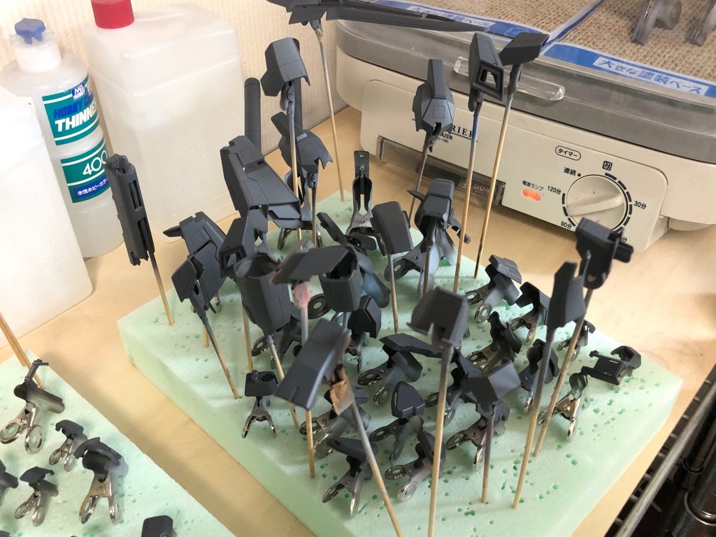 エッジが強調できるようにガイアカラーのNAZAC HEAVYを使って黒立ち上げ風に。