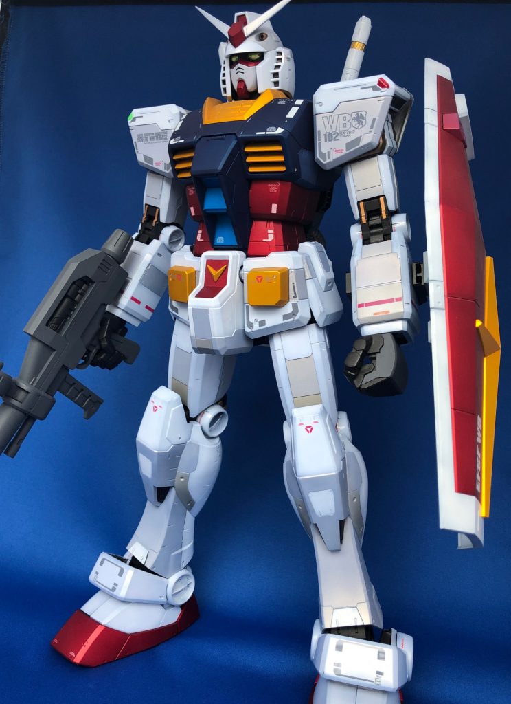 最明部は黒下地、ホワイト立ち上げ、パール、クリアホワイト、蛍光クリアと重ねて研ぎ出し
だいぶチタニウムフィニッシュっぽくなってきました
写真にはなかなか写ってくれない