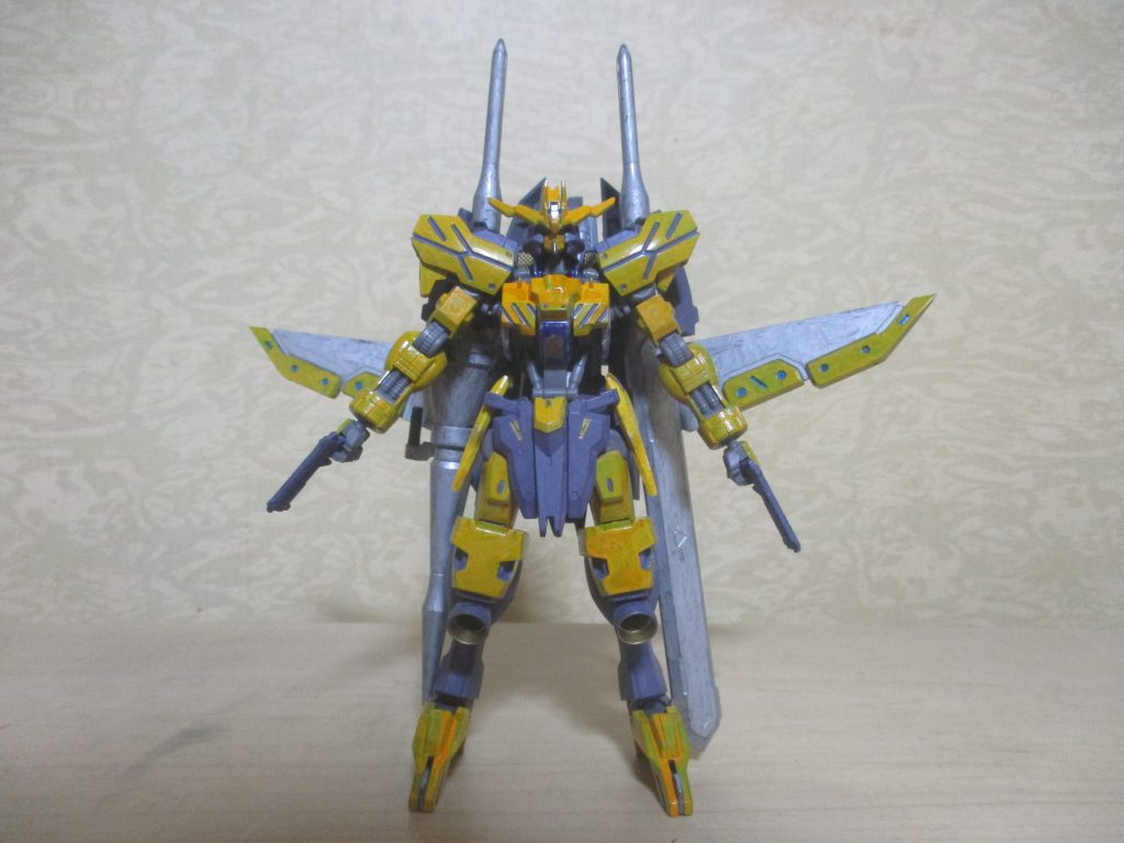 正面。
以下脳内設定:ジュリエッタ・ジュリス率いるギャラルホルン捜査隊が偶然、宇宙空間で漂っていたガンダムフレーム機体を発見。ほとんどの装甲を失っていたその機体を調べた結果、厄祭戦後に行方不明になっていた「オリアス」であることが判明。そしてオリアスは、発見した部隊の隊長であるジュリエッタの専用機となる。新たな装甲には、ジュリエッタの要望で、もう不要となっていたヴィダールのものが使われた(ジュリエッタ曰く「ヴィダールの初陣が余りにも美しくて忘れられず、彼のような戦い方をしたいから」とのこと)。