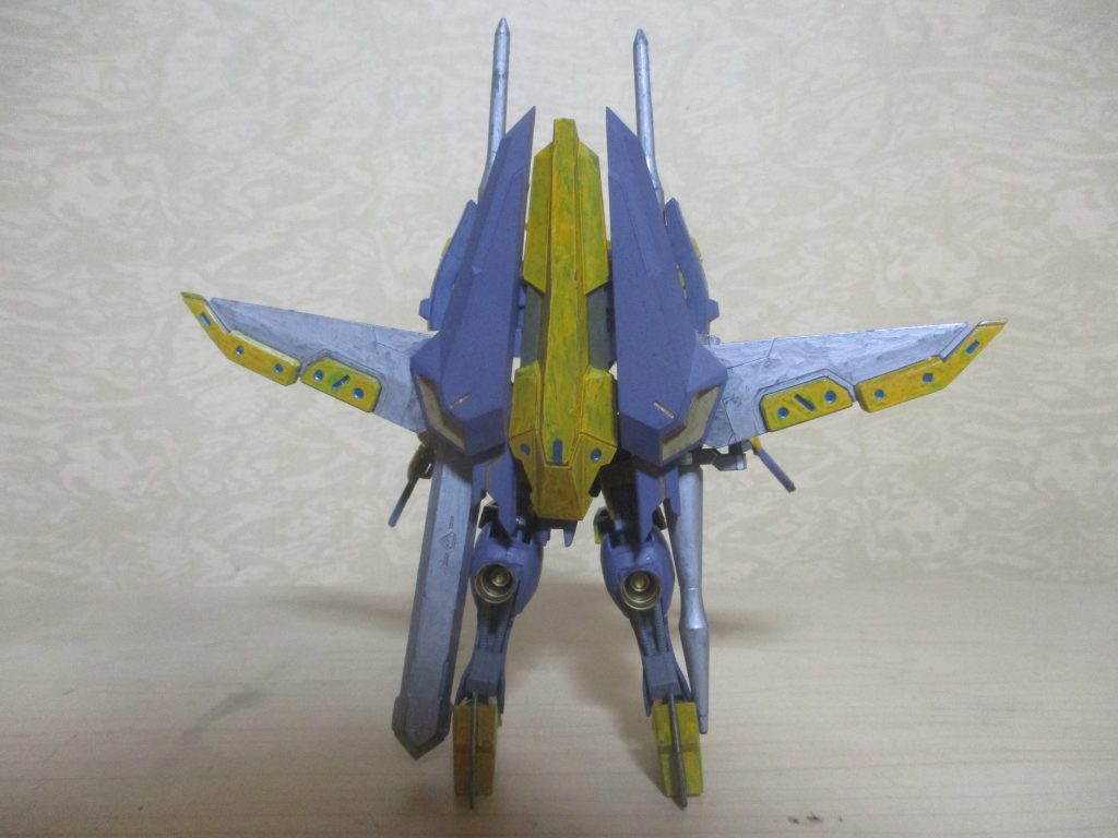 背面。
(引き続き)脳内設定:ヴィダールの装甲に加え、新たに開発された専用武器とフライトユニットを装備。これにより、かつてのヴィダール以上の機動力と攻撃力を実現した(その説明は各ページでしますw)。