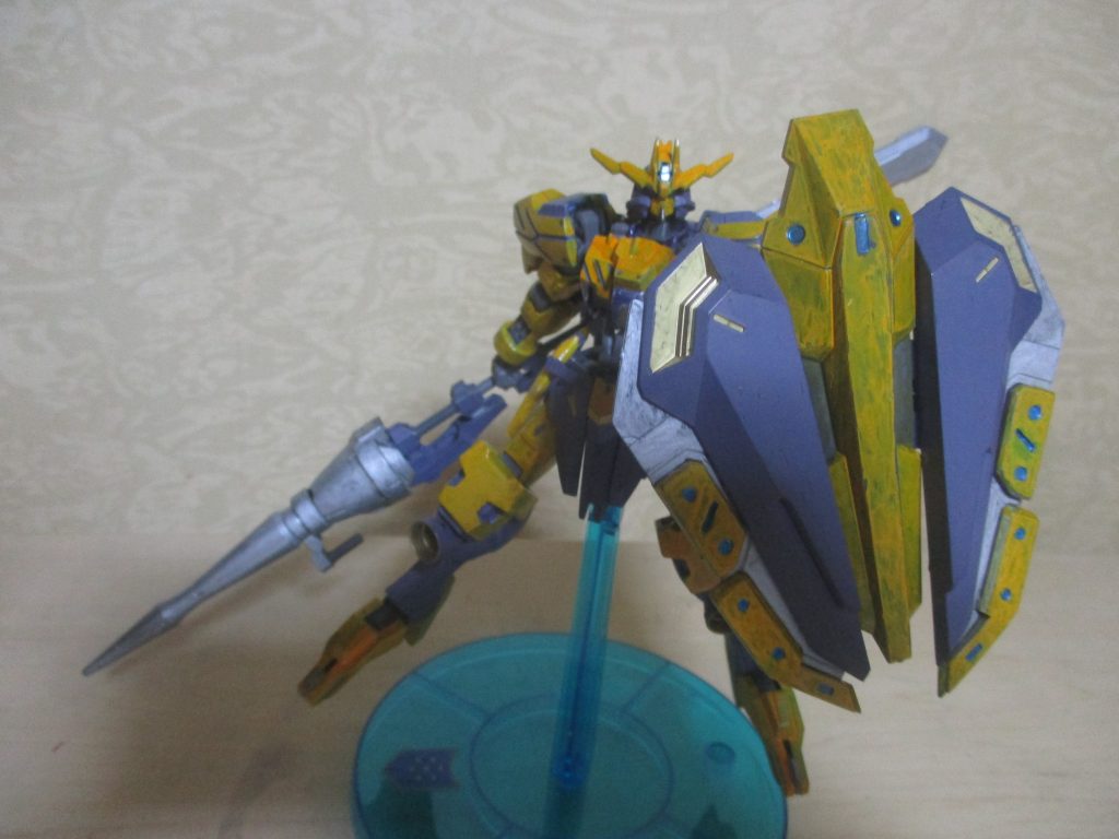 専用武器2:フライトシールド。背部のフライトユニットが変形した物。