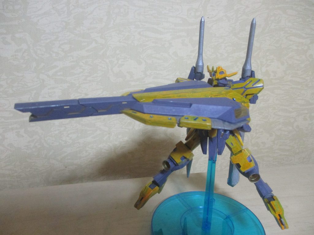 専用武器3:フライトレールガン。シールド同様、フライトユニットから変形。設定ではダインスレイブも発射可能です。