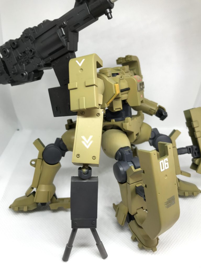 右腕部は主砲の荷重を支えるためのバイポッドに変更されている。