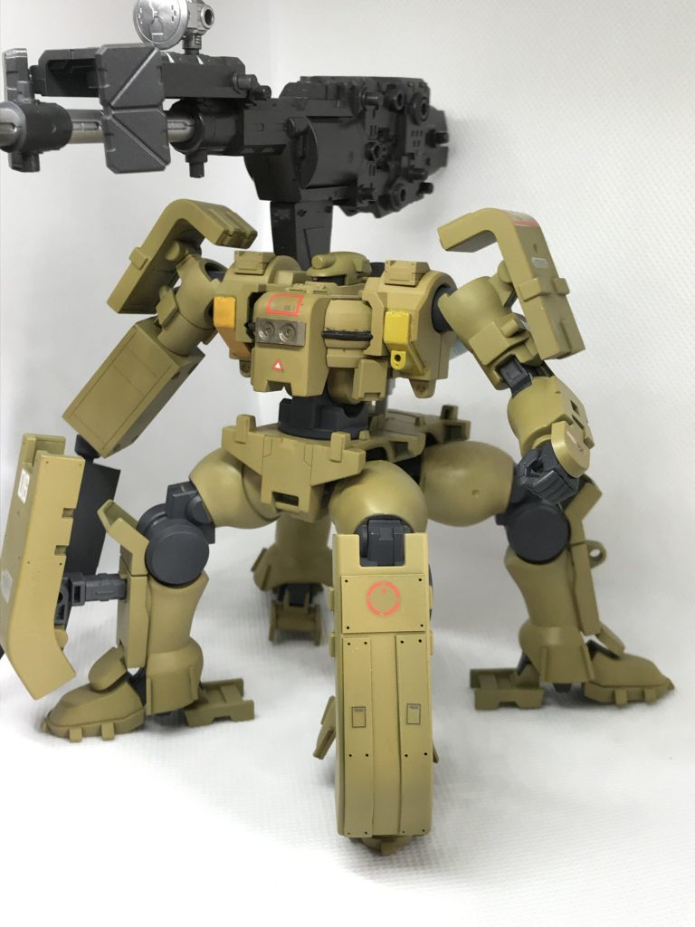 本来カタロンのブルーカラーに塗装されるはずだったが青だと目立ちすぎるため環境に溶け込めるサンドカラーに変更された。