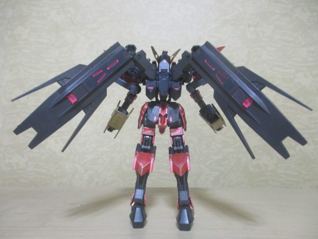 背面。羽はヴィダールのバインダーで再現(その理由は後程)。