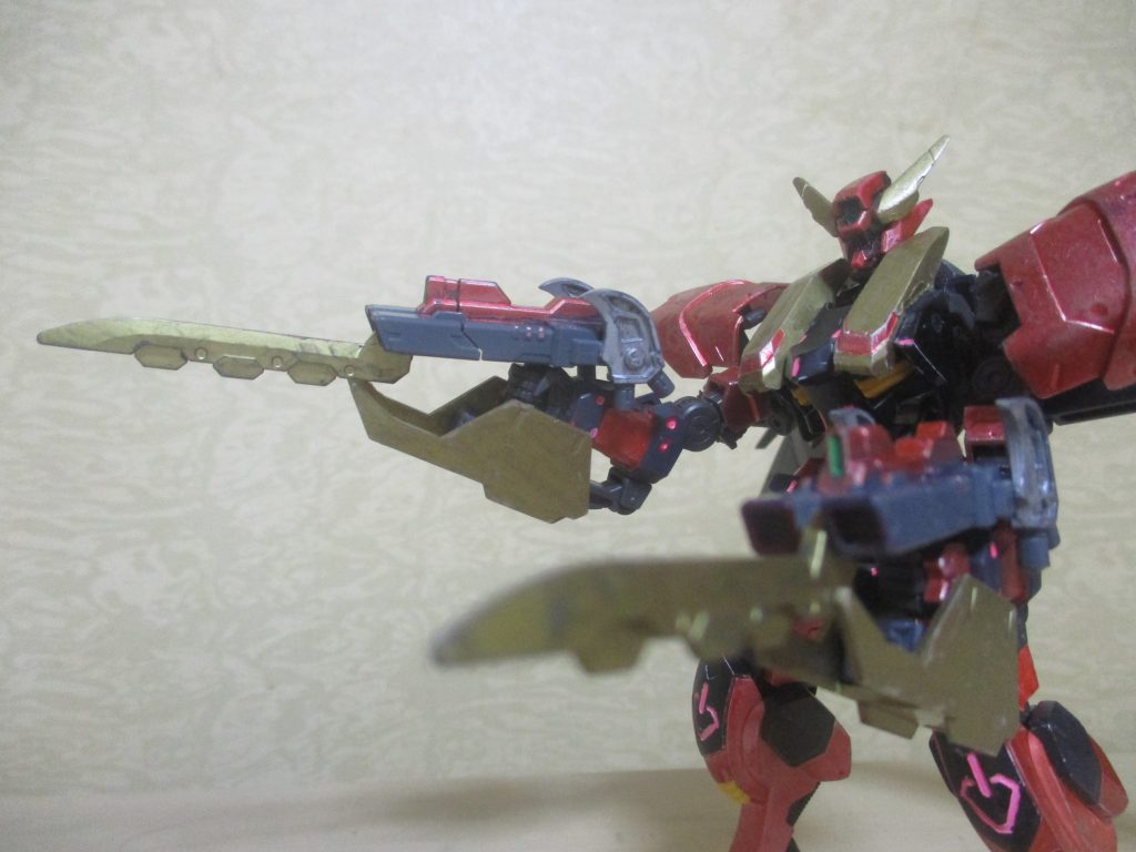 武器:ソードツインガン。銃剣風のレールガンで、キャンペーンで手に入れた武器パーツをリペイントした物。