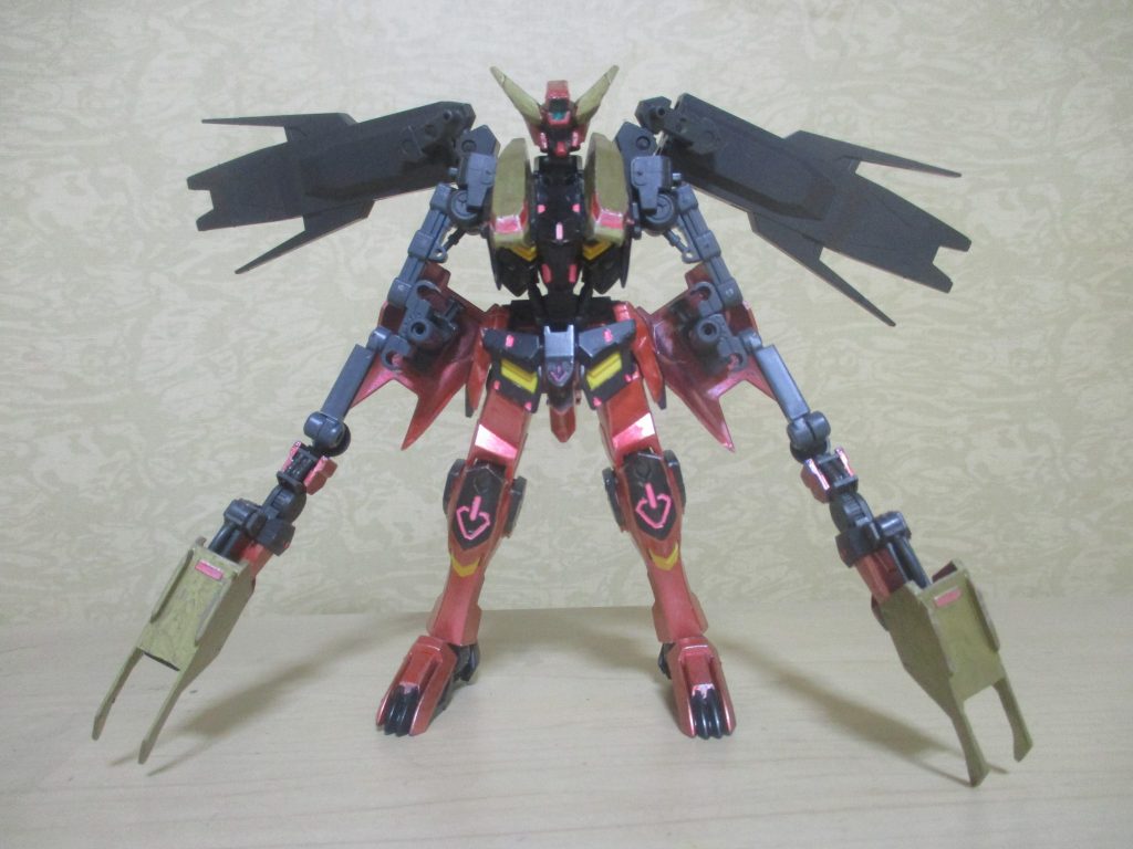 オリジナル同様、両腕は伸縮します。こちらは、「コトブキヤ」の「フレキシブルアームA」を使用して再現(某動画で見た「ガンダムウァサゴ作ってみた」からアイデアをいただきました。うP主様、ご了承ください)。