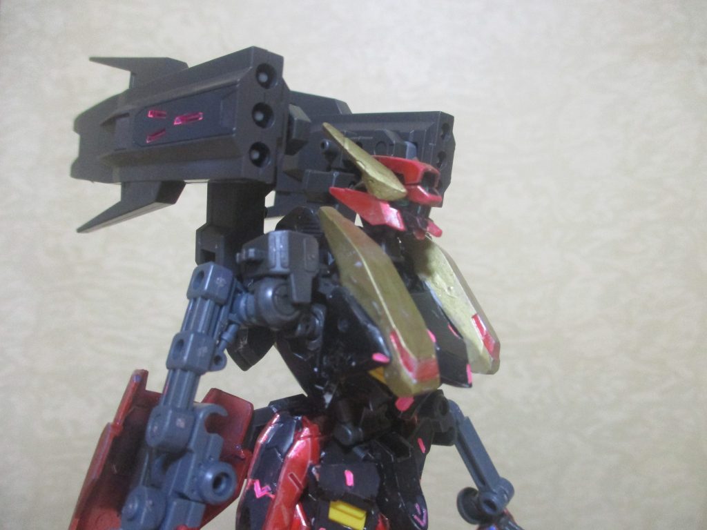 武装2:ウィングバンカー。オリジナルの「メガソニック砲」の代わりになる射撃武器。計6本のダインスレイブも発射可能という設定です「ヴァサゴ」制作時、ヴィダールのバインダーを見た時に「これは使える」と思いましたw